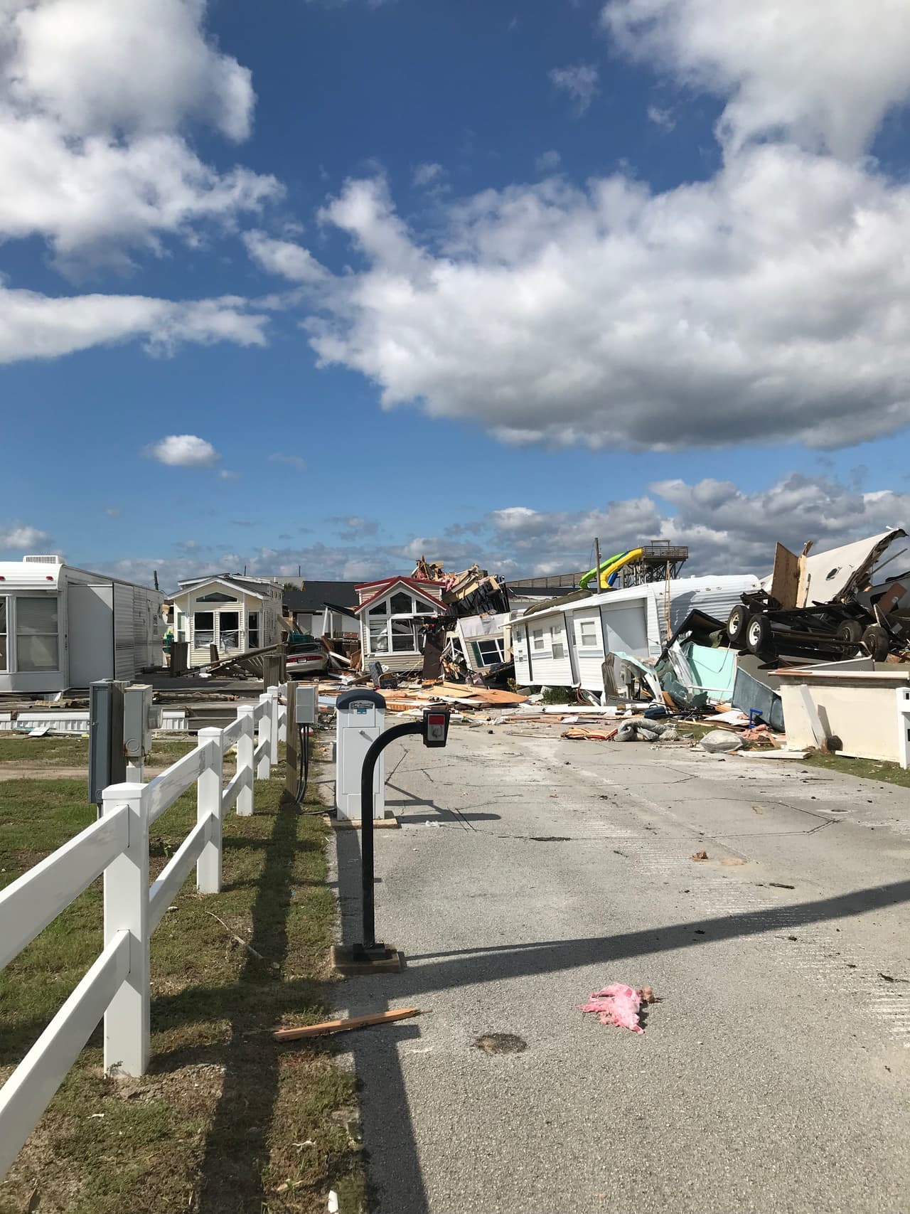 Las autoridades han dicho que brindarán el apoyo a las personas para restaurar las líneas eléctricas y evacuar a quienes no tienen vivienda por el momento.