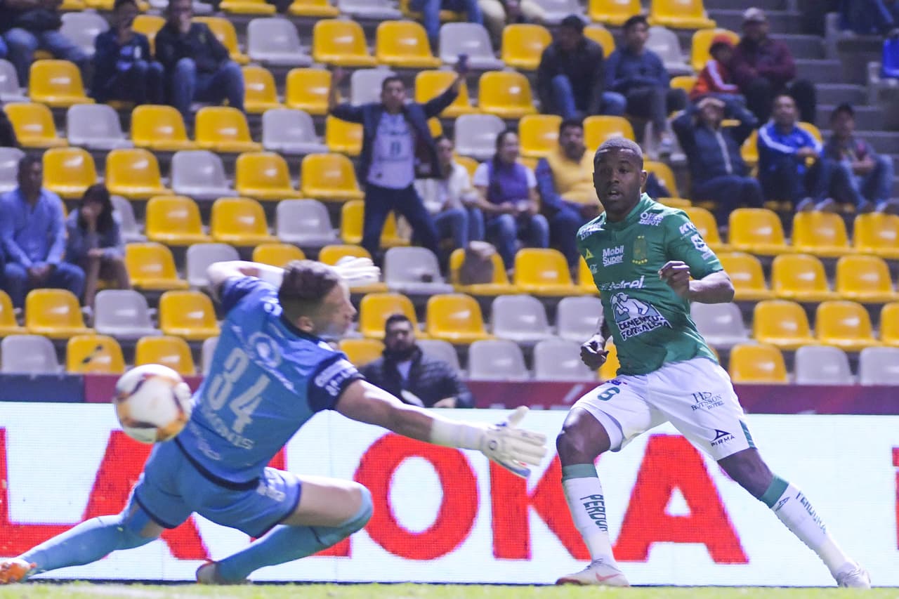 Comenzando el segundo tiempo, el costarricense Joel Campbell (derecha) selló el triunfo del líder del
<a href="https://www.univision.com/deportes/futbol/liga-mx/*">Clausura 2019.</a>