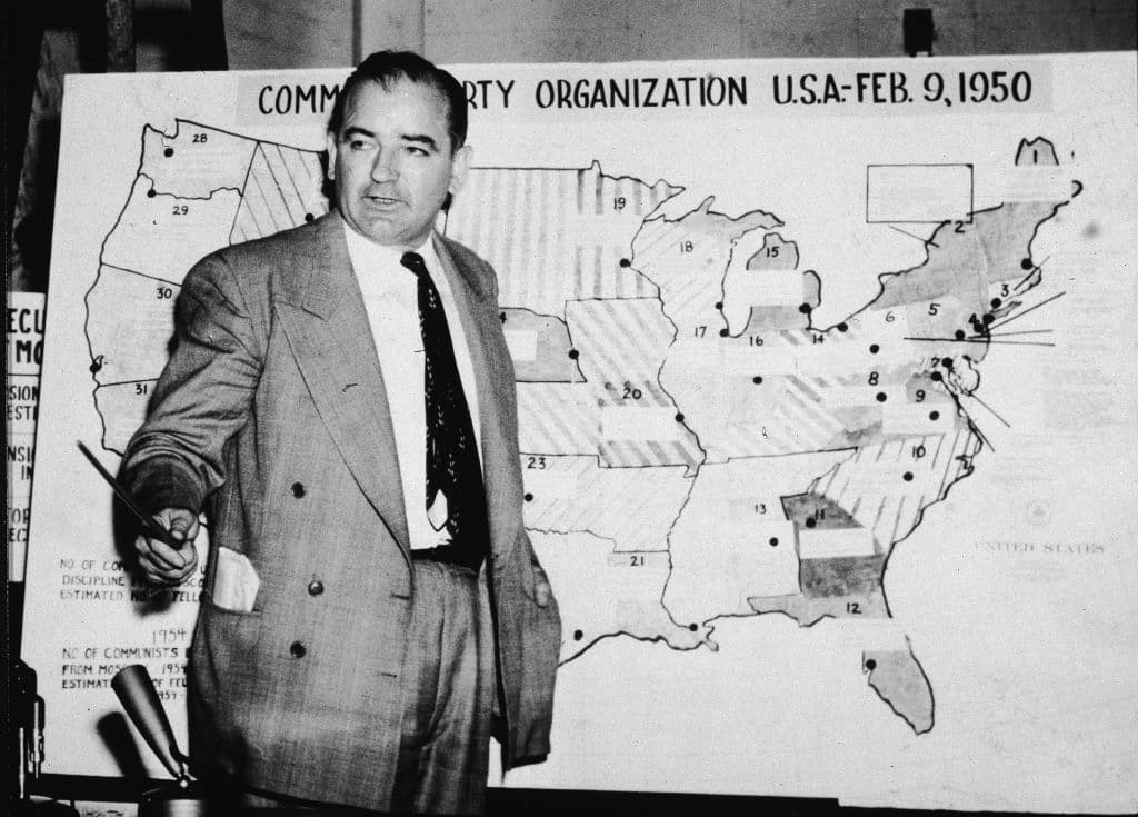 Joseph McCarthy, senador republicano por Wisconsin, en 1954. De su nombre deviene la expresión "macartismo".