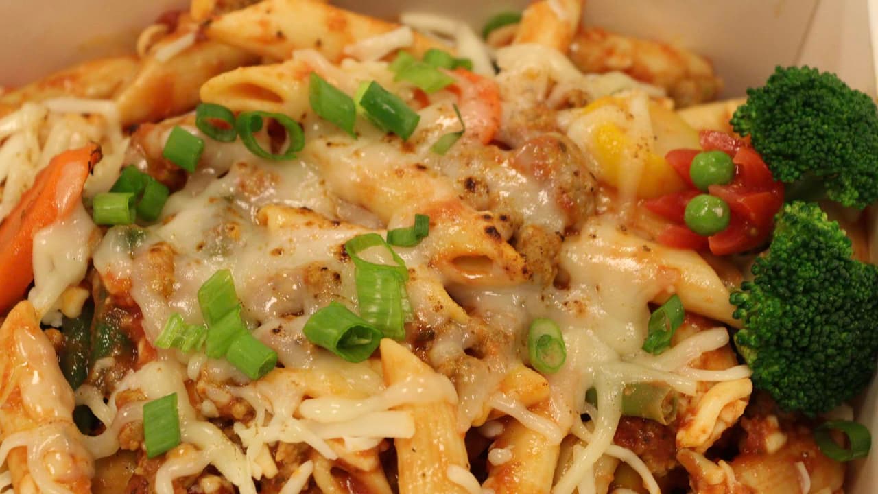 Para recibir las comidas deberá presentar un comprobante del lugar donde trabajaba.