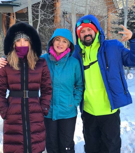 Además, Melenie, la hija que tuvieron juntos, se educó y creció bajo el techo de Cruz Martínez, con quien la vocalista de Grupo Límite
<b><a href="https://www.univision.com/shows/despierta-america/antes-de-conocernos-ya-la-estaba-buscando-cruz-martinez-habla-de-su-matrimonio-con-alicia-villarreal-video" target="_blank"> rehízo su vida y se casó en 2003. </a></b>
<br>