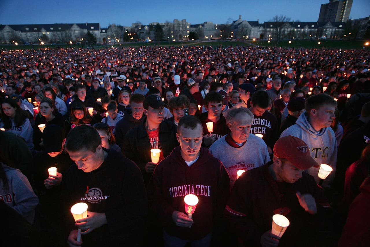 Un día después de la masacre, el 17 de abril de 2007, cientos de personas hicieron una vigilia en el campus universitario para rendir honor a sus familiares y compañeros asesinados. (Scott Olson / Getty Images)
<br>
