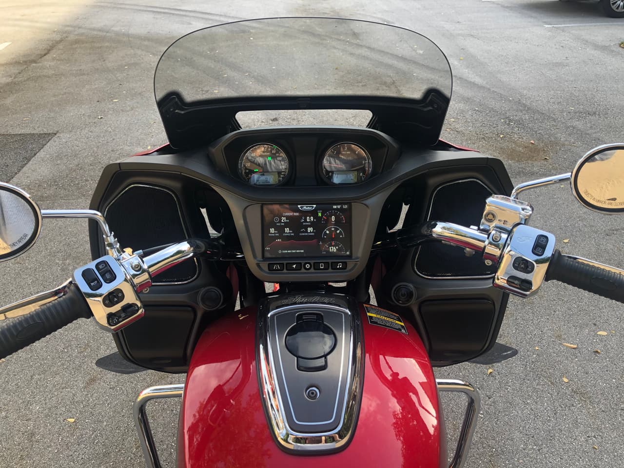 Otro detalle importante es que puedes conectar tu dispositivo móvil vía bluetooth y/o puerto USB (tipo A) ubicado en uno de los espacios de carga ubicados en los extremos del panel delantero.