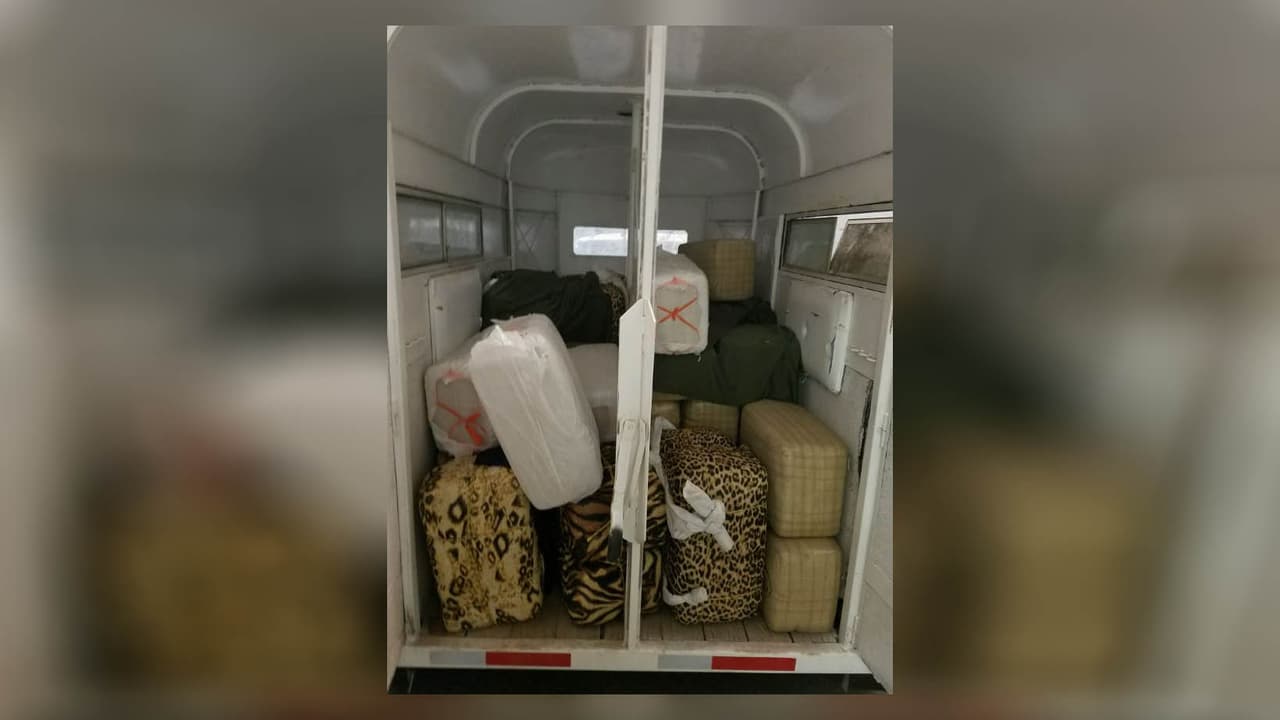 Agentes encontraron 48 paquetes de marihuana en un remolque para caballos.