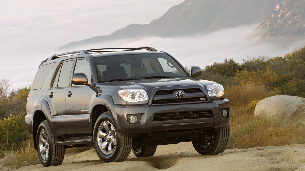 <h3 class="cms-h3-H3">14. Toyota 4Runner</h3>
<br>El 11.2% de los dueños de la SUV mediana Toyota la mantiene en sus manos por más de 15 años, lo que representa 1.5 veces más que el promedio de personas que mantiene sus autos nuevos por más de 15 años.
<br>En la imagen vemos una Toyota 4Runner 2009.