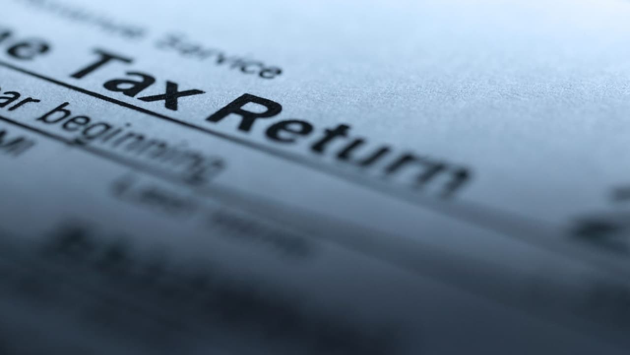 De acuerdo con el IRS, tener una 
<a href="https://www.univision.com/local/houston-kxln/irs-eitc-temporada-impuestos-creditos-taxes-6-500-dolares-houston-texas-fotos" target="_blank">declaración de impuestos</a> precisa puede evitar demoras en el proceso y los reembolsos.