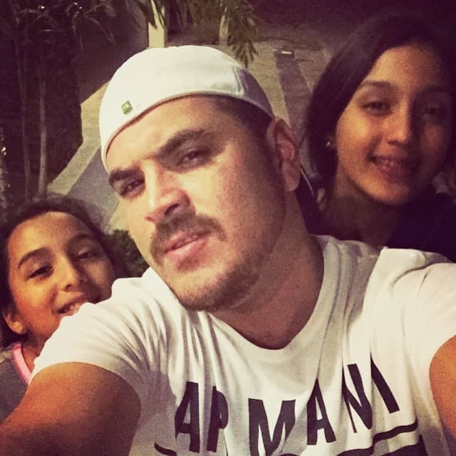 El Komander tiene seis hijos, según reporta SDPnoticias.com que en el 2014 dijo que la esposa del cantante se encontraba en espera de gemelos.