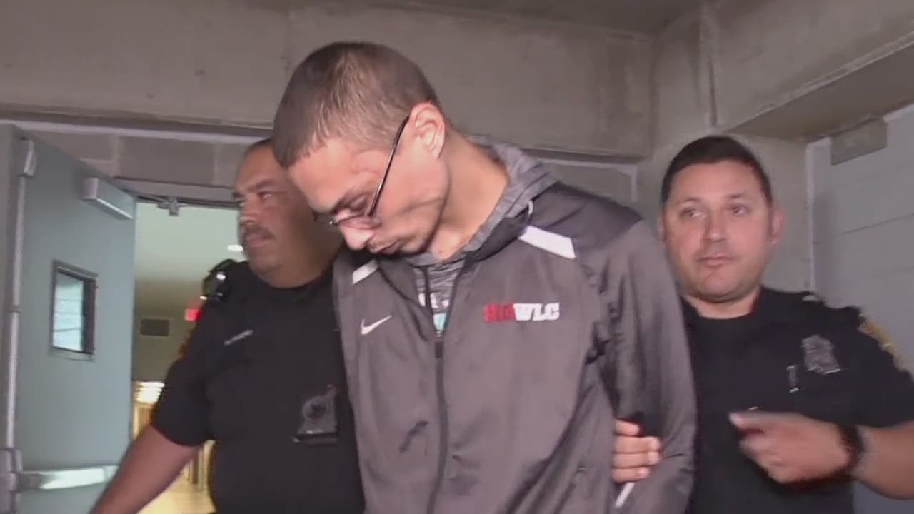 Arrestan a hombre por exhibicionismo y posesión de drogas