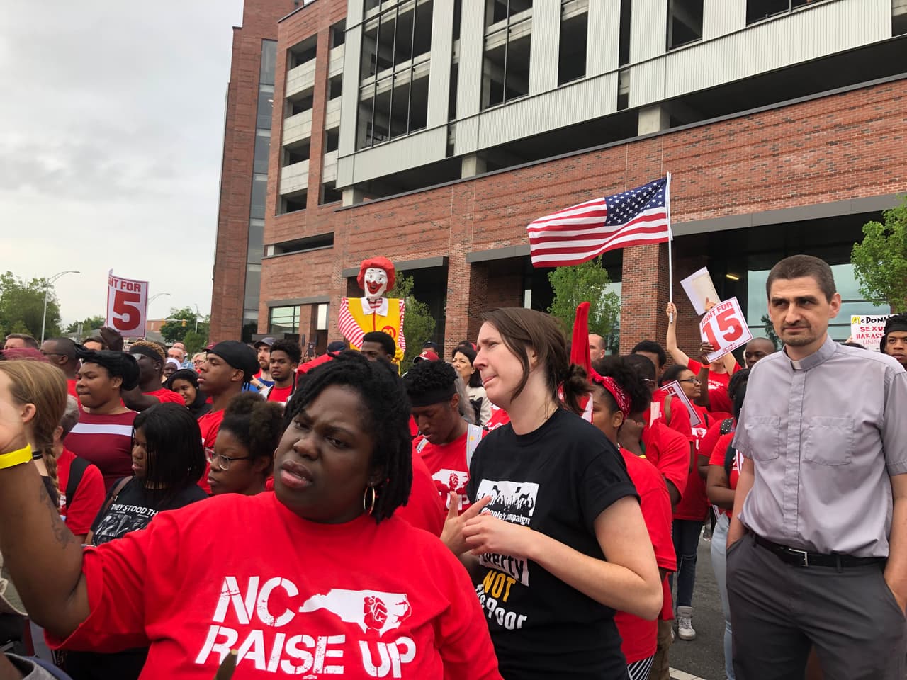 Trabajadores de McDonald's exigen salario a $15 la hora y mejores condiciones laborales