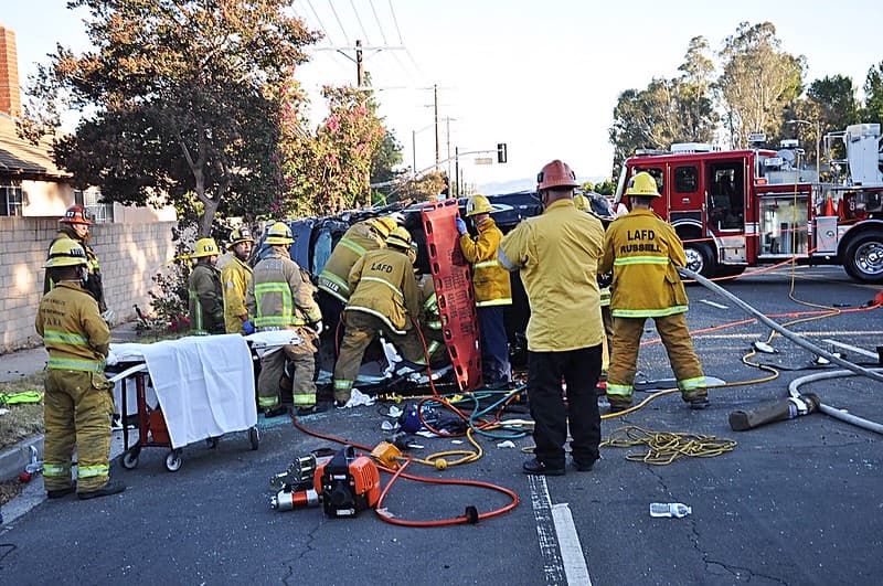 Dos personas resultaron gravemente heridas en una colisión que involucró a dos vehículos. Los equipos del Departamento de Bomberos de la ciudad de Los Ángeles "sacaron rápidamente a una persona atrapada".