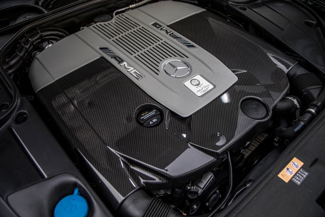 El V12 biturbo del Mercedes-AMG S65 produce 621 caballos de fuerza y unas extraordinarias 738 lbs.-pie de torque. El motor cuenta con 6.0 litros de desplazamiento y es construido a mano por ingenieros artesanos de Mercedes-AMG en Affalterbach. El motor llega acoplado a la transmisión AMG SPEEDSHIFT 7G-TRONIC que es asertiva en la búsqueda del cambio ideal pero que definitivamente hace sentir su presencia, especialmente cuando la comparamos con la nueva transmisión de 9 velocidades que usaban los modelos regulares de la Clase-S. Un corazón de oro como quiera que se lo mire.