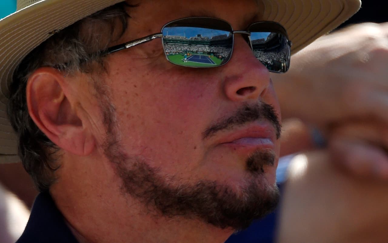 <b>Puesto 7. Larry Ellison</b>.
<br>
<br>Patrimonio total: 93,000 millones de dólares.
<br>Fuente del patrimonio: Software.
<br>Lugar de residencia: Lanai, Hawaii.
<br>
<br>La investigación de Forbes encontró que hay un récord de 1,975 multimillonarios en la categoría ‘hechos por sí mismos’, que los diferencia de los que heredaron sus fortunas. Esto equivale al 72% de lista Forbes 2021 (en 2001 solo el 49% de la lista correspondía a esta categoría).
<br>