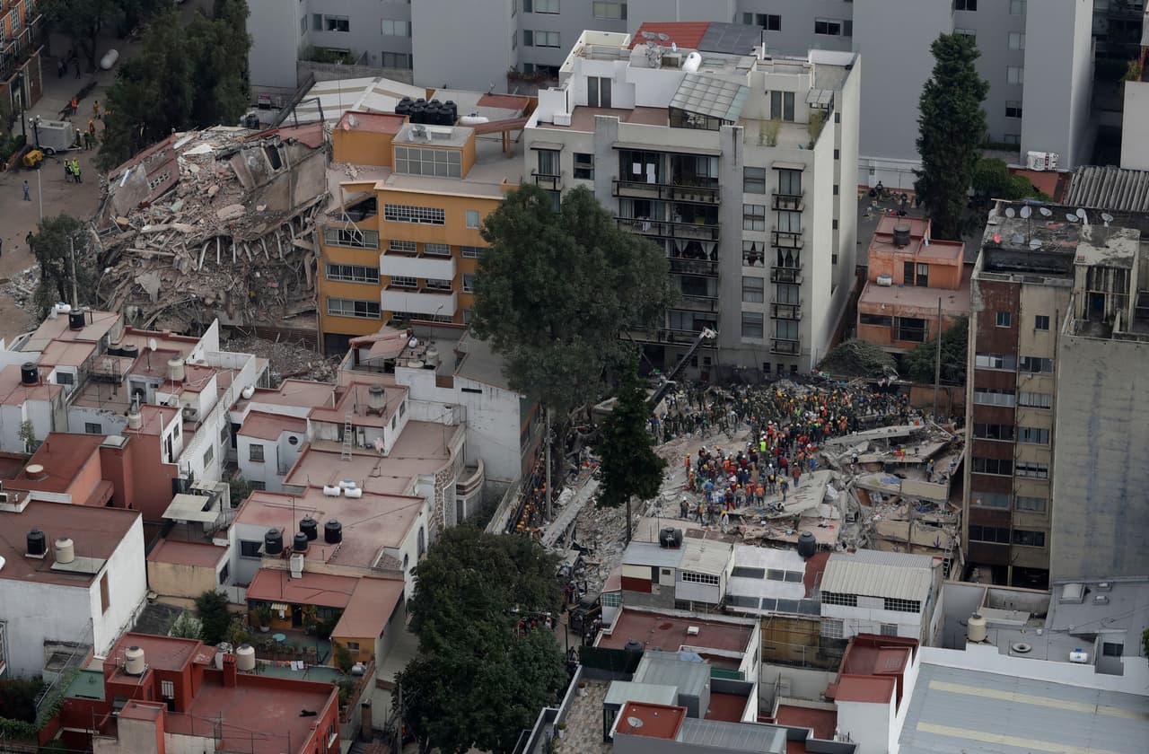 Otra vista de la Calle Escocia en la colonia del Valle Centro, con el segundo edificio rodeado de rescatistas.