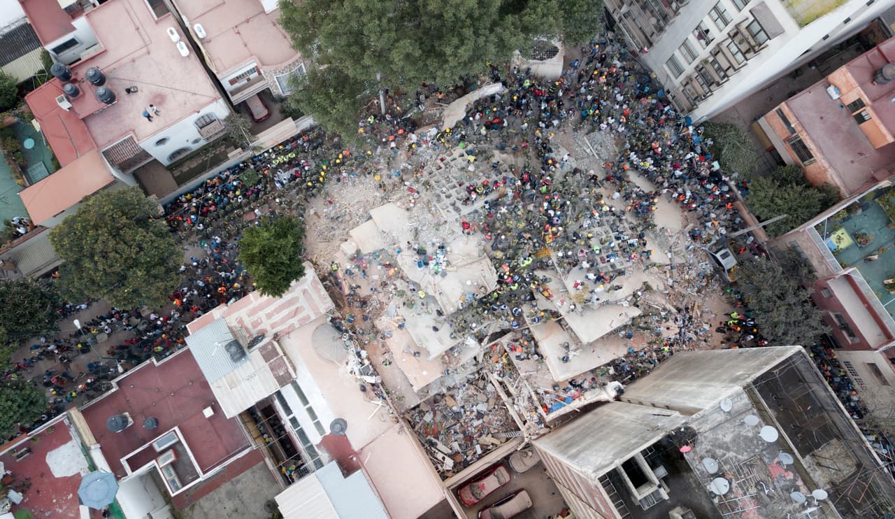 La multitud de rescatistas y las cadenas de voluntarios alrededor de un edificio derrumbado en Colonia del Valle.