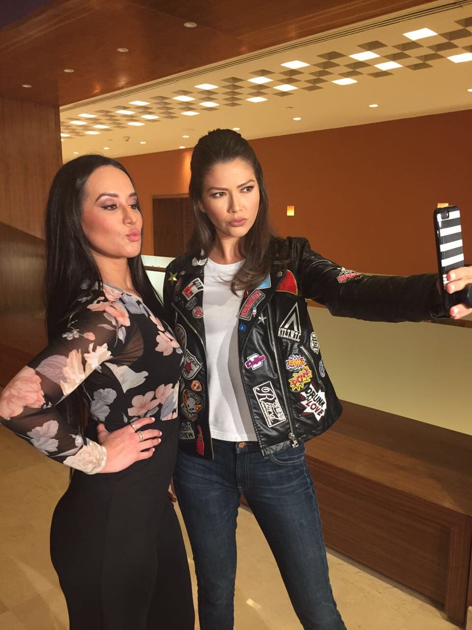 La 'selfie' no podía faltar, este par de bellas enviándole besos a todos.