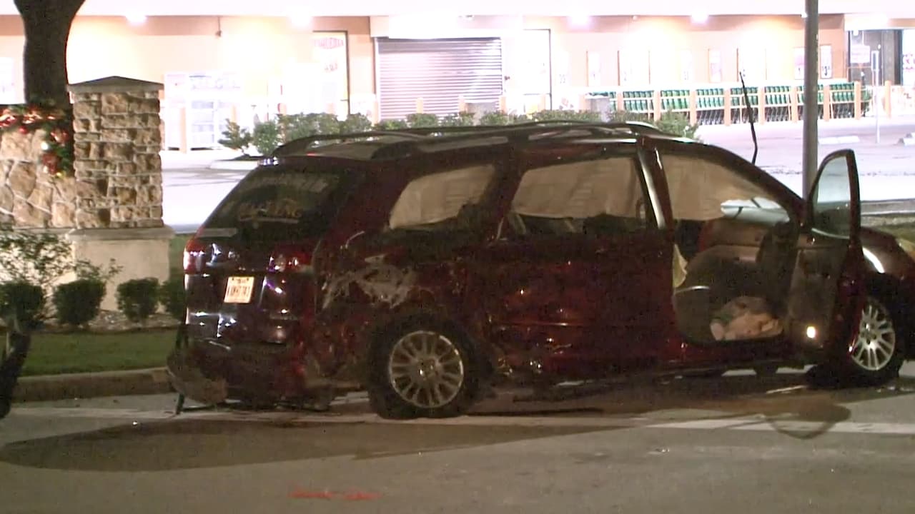 El conductor de la Sienna no se detuvo al dar la vuelta y fue impactado por el Rav4. Tres de las seis personas que viajaban en la van fueron expulsadas del vehículo y no llevaban el citurón de seguridad, agregaron las autoridades. Dos de ellos fueron declarados muertos en la escena.