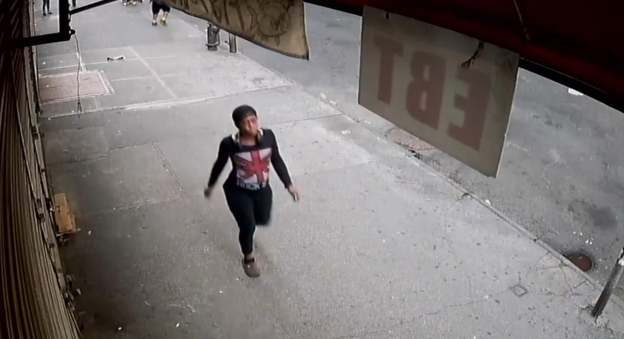 Autoridades de Nueva York buscan a una mujer por robar y hacerse pasar por una policía