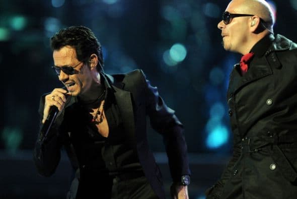 Eso sí, es un apasionado, por eso cuando canta sus adoradas fans caen rendidas a sus pies.