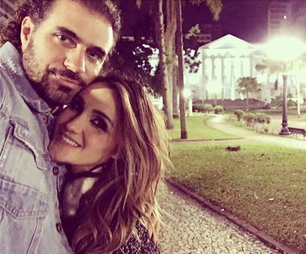 Inmediatamente, la cantante recurrió a su Twitter a aclarar el tema: "Ay no por Dios ¡lo q faltaba! Por supuesto que no estoy embarazada, no sé de verdad de dónde sacan tantas mentiras y difamaciones", escribió la ex RBD.