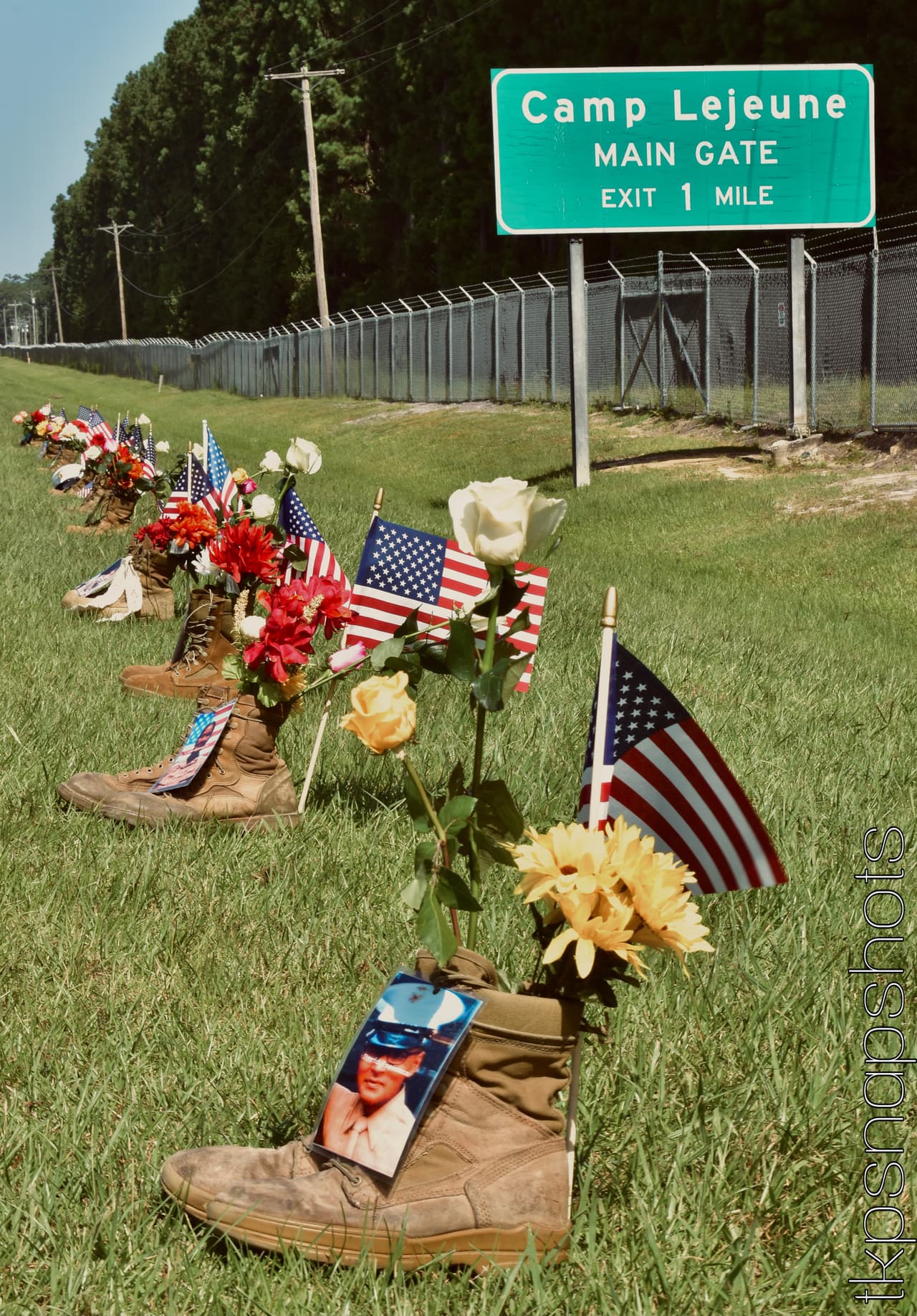 La comunidad recuerda a los 13 militares fallecidos en el atentado de Kabul frente a Camp Lejeune, instalación militar del Cuerpo de Marines de EEUU ubicada en Jacksonville, Carolina del Norte.