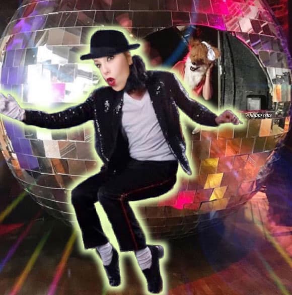 Haciendo pasito a la Michael Jackson.