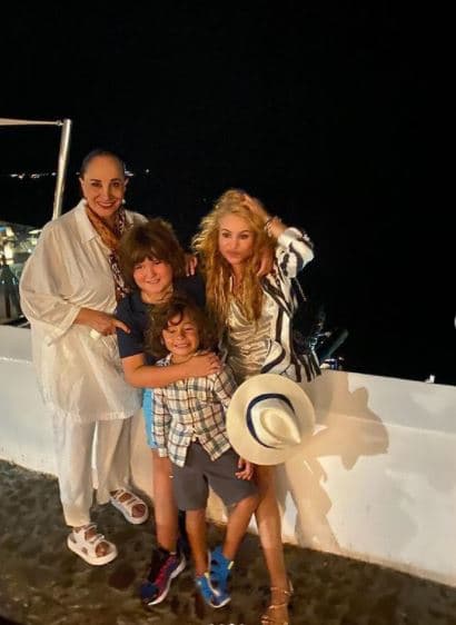Dentro de la felicitación, una de las imágenes que llamó la atención de los seguidores de Paulina Rubio fue en la que apareció junto a su mamá y sus hijos: Nicolás y Eros, a quienes ven “muy grandecitos”.