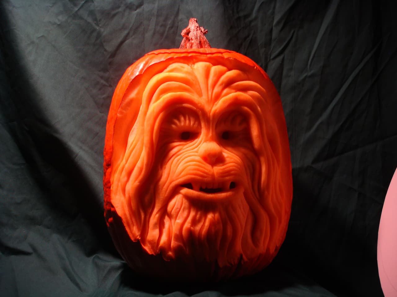 El artista quiere que pases un Halloween de miedo.