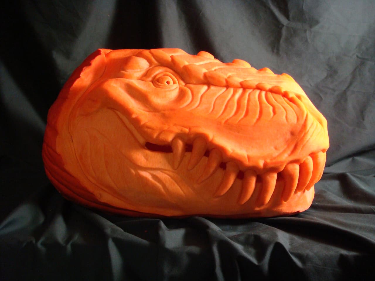 ¿Qué tal convertir tu patio en un cementerio de dinosaurios tan fantásticos como este?