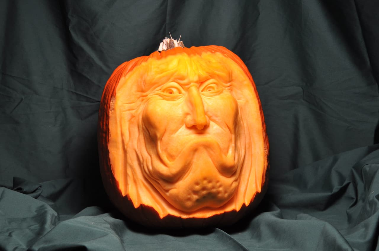 Aunque no sólo talla imágenes de miedo, sino formas chistosas, repugnantes o increíbles.