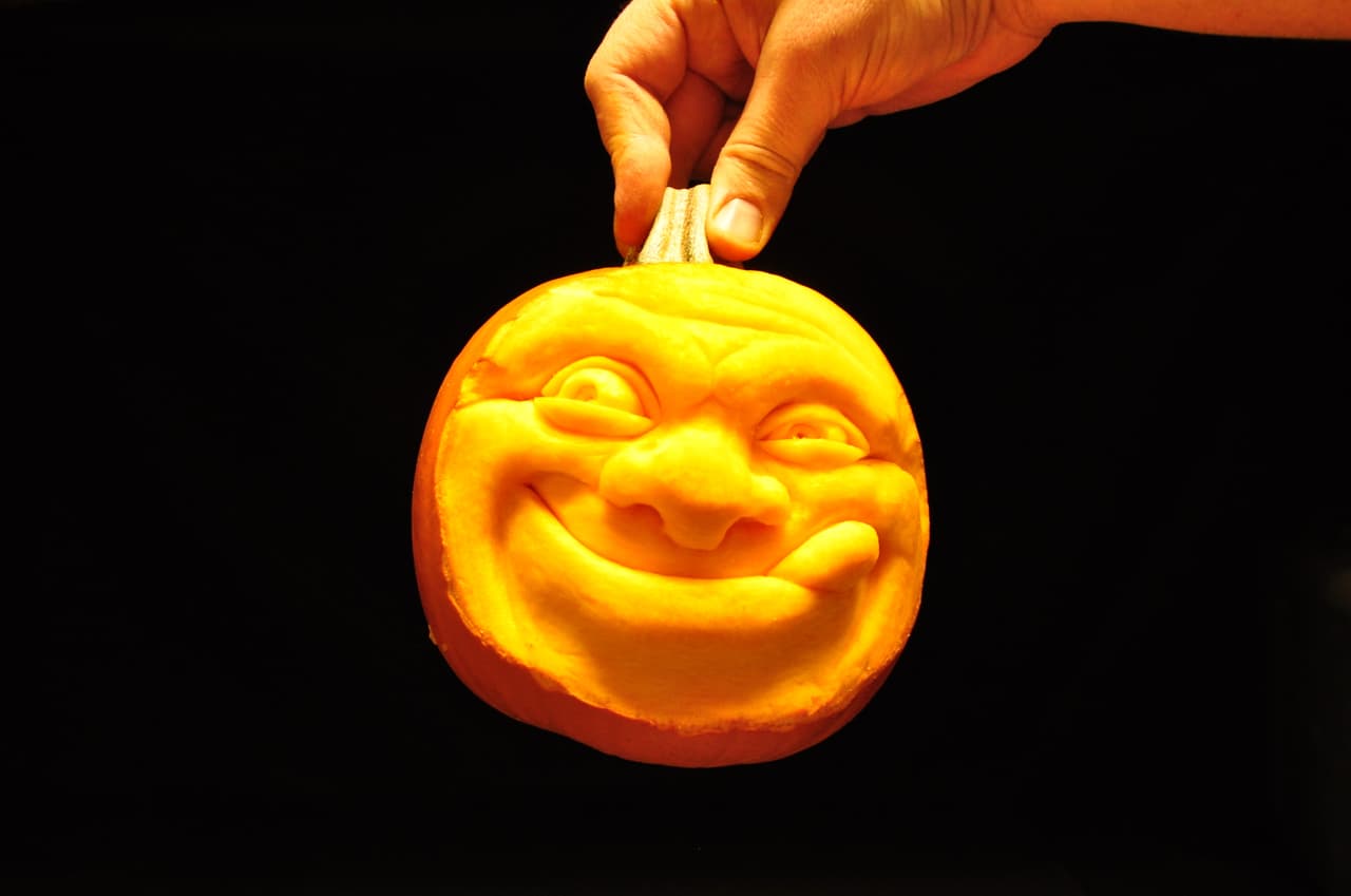 Él crea increíbles diseños sólo usando este fruto típico de la temporada.