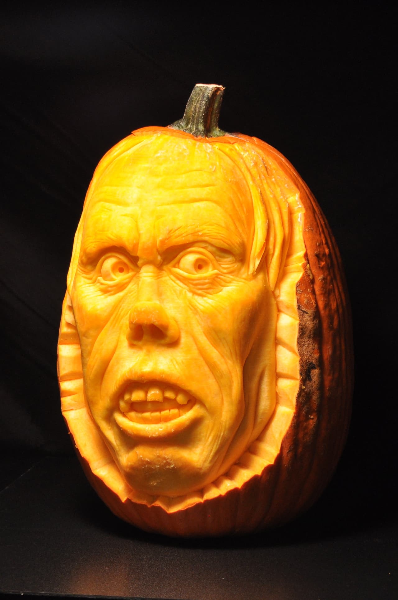 Se sienta, toma su herramienta para tallar y poco a poco le da forma.