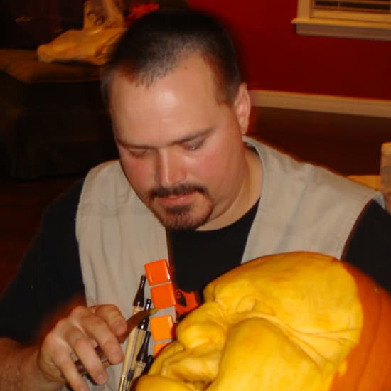 Scott Cummins pasa muchísimo tiempo con cada uno de ellas.