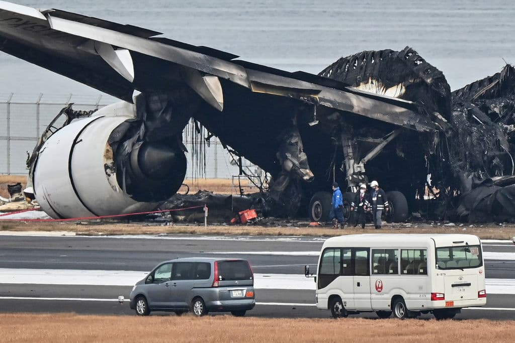 Qué se sabe sobre las causas del choque de dos aviones en la pista del aeropuerto de Tokio