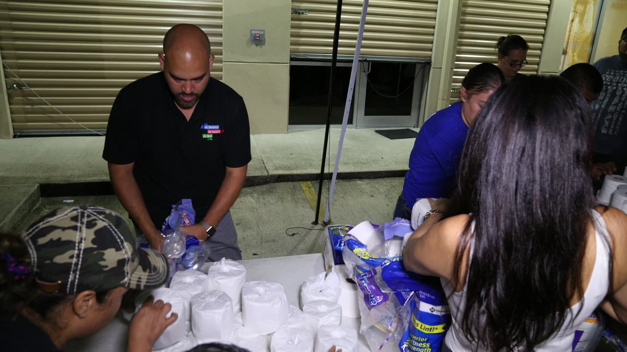 Así fue la entrega de ayudas por 'El Bueno, La Mala y El Feo' en Port Arthur, una de las localidades más afectadas por el huracán Harvey.