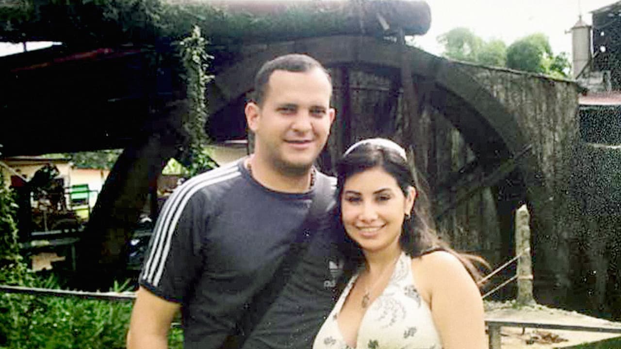 Díaz y Velásquez no estaban en el país cuando se publicaron 'Los Papeles de Panamá'. El hermano de Adrián, Josmel Velásquez y su madre, Amelis Figueroa, fueron detenidos el 15 de abril de 2016, en un aeropuerto cercano a Caracas cuando intentaban salir del país hacia Curazao. Se le imputan cargos de legitimación de capitales, en la misma investigación de Adrián Velásquez y Claudia Díaz. Josmel y Amelis fueron puestos en libertad con condiciones de no salir del país, presentación periódica a tribunales y congelamiento de cuentas bancarias. Los bienes y apartamentos en Caracas de Díaz y Velásquez
<a href="https://www.univision.com/noticias/papeles-de-panama/allanan-casa-de-la-extesorera-y-exjefe-de-seguridad-de-chavez-senalados-en-los-papeles-de-panama"> fueron allanados e incautados. </a>