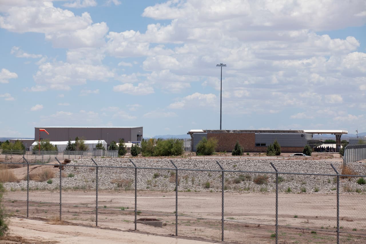 El presidente Donald Trump culpa de la separación de familias a las leyes migratorias creadas, según él, por los demócratas. El gobierno admite que desde el 5 de mayo al 9 de junio de 2018 han detenido a 2,342 niños de 2,235 familias y 2,206 adultos esperan por ser procesados criminalmente.