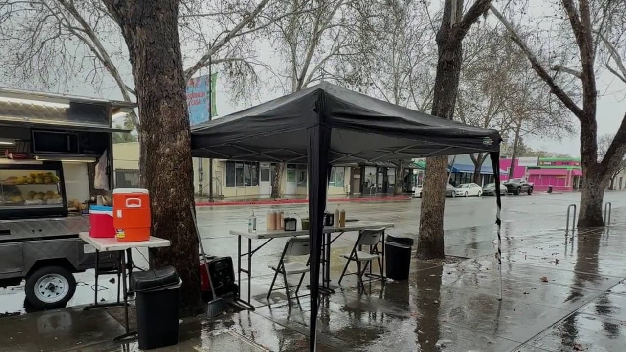 "La lluvia, inmigración, la gente no quiere salir”: Tormentas afectan ventas de vendedores ambulantes en San José
