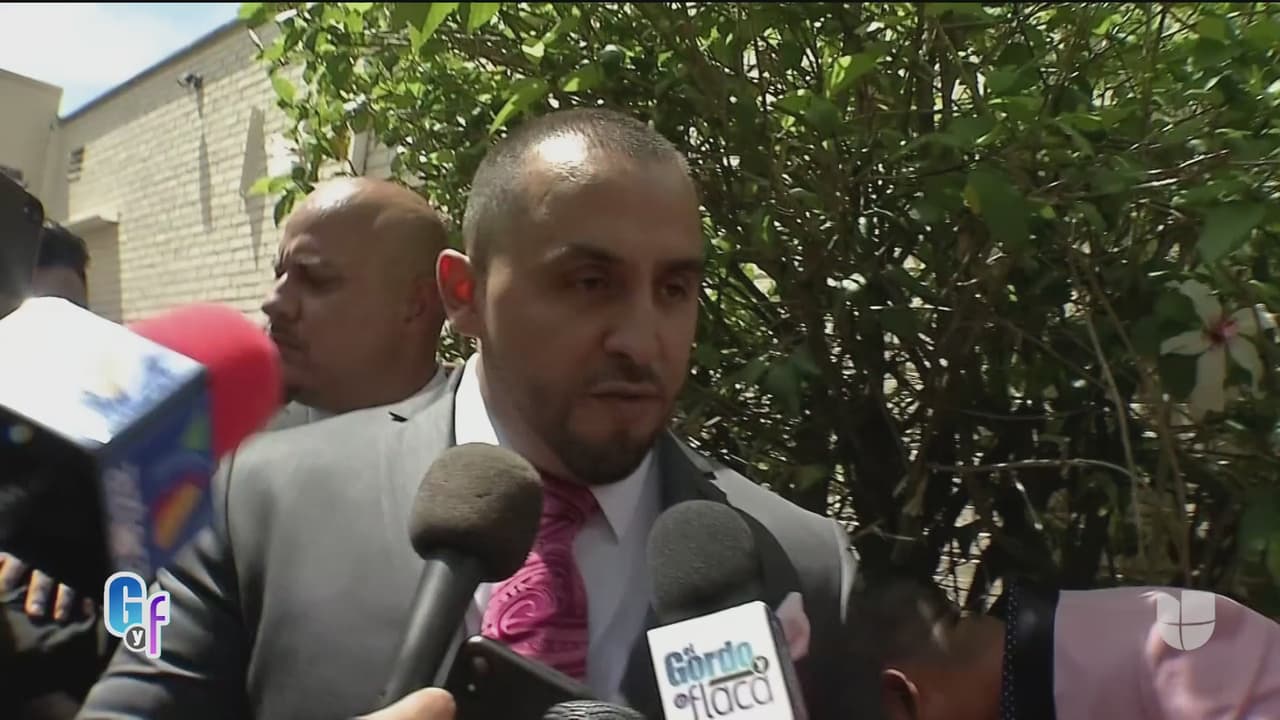 Y cuando los miembros de la familia salieron de la iglesia, Juan Rivera hizo un alto para dar a conocer el número del celular privado de Raúl de Molina.