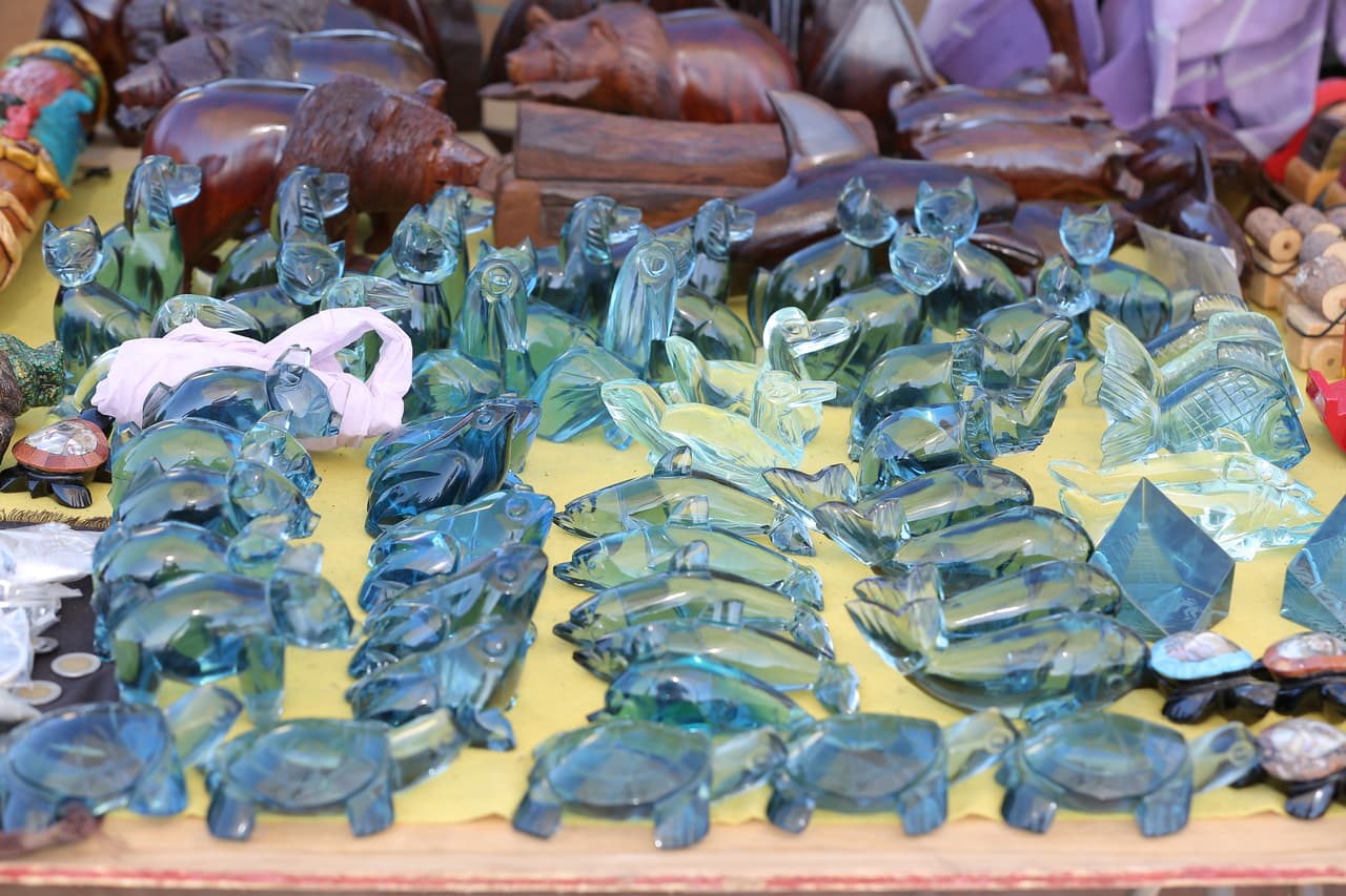 En el malecón se pueden encontrar muchas artesanías y souvenirs.