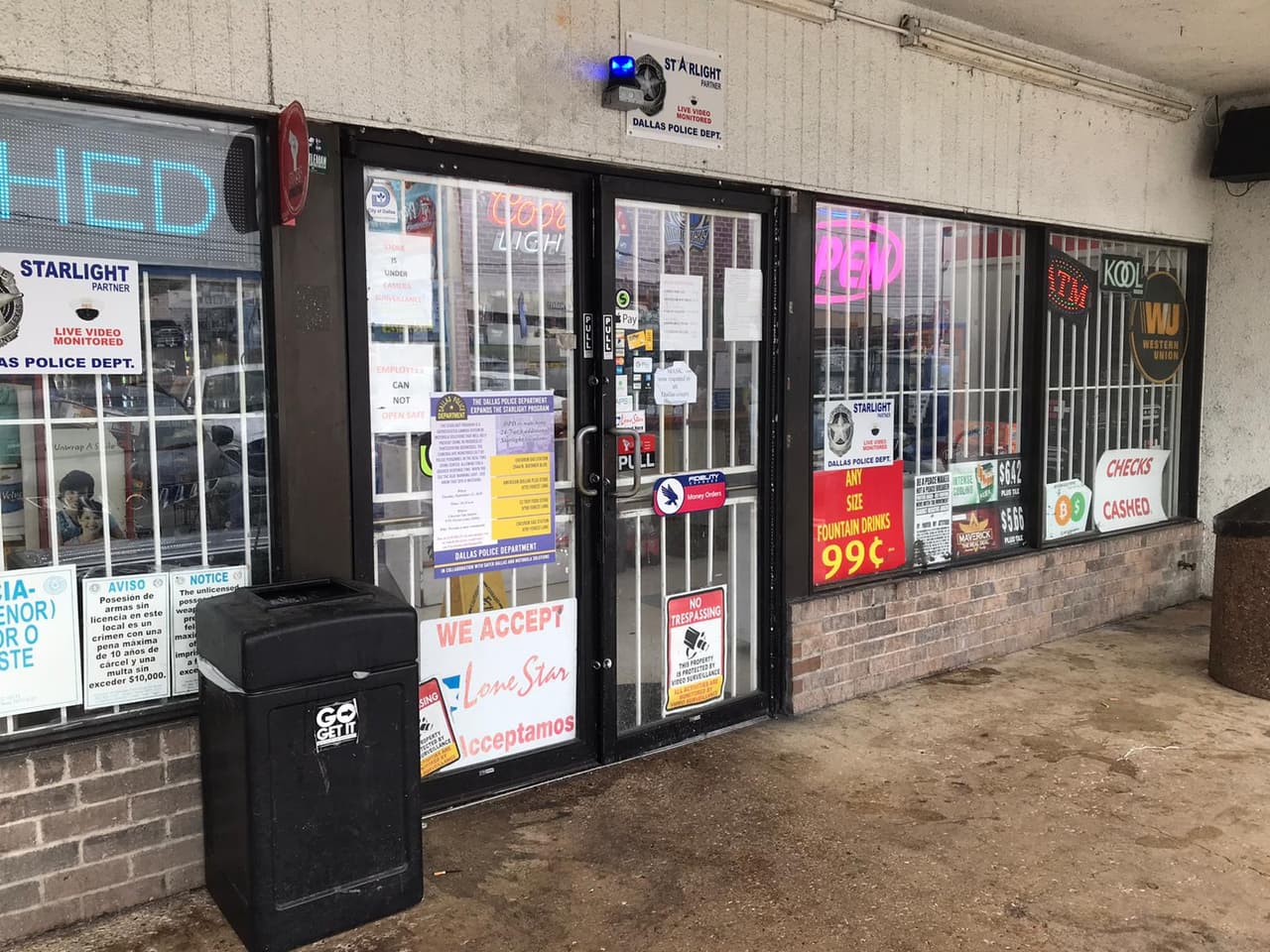 En la estación de gasolina Chevron que está ubicada en: 2944 North Buckner Boulevard.
<br>