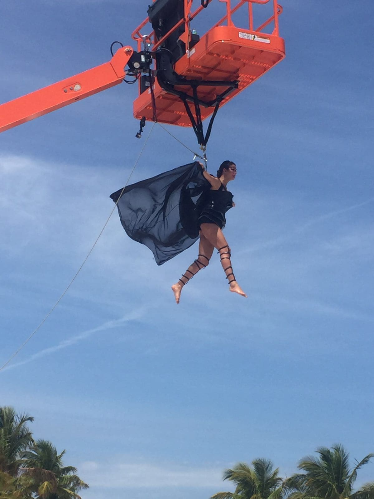 Disfruta las mejores fotos detrás de cámara del difícil reto que enfrentaron las bellas a 20 pies de altura.