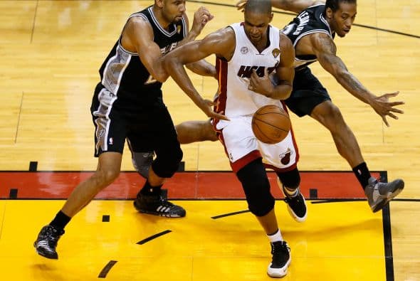 Habrá séptimo juego entre los Spurs y los Heat (30 fotos) ¡Locura total! Un juego electrizante, inolvidable, donde ambos equipos dieron una demostración inolvidable en el American Airlines Arena, manteniendo en vilo a los fanáticos en San Antonio y en Miami, primero durante los 48 minutos regulares y después en los 5 minutos de OT. .Tim Duncan, con una clásica demostración durante todo el partido, anotó más tantos en la primera mitad que la combinación de los 3 de Miami, Wade-James-Bosh 25/21, facilitando que los Spurs dominaran al Heat hasta comenzar el cuarto período, cuando Miami llevo a cabo un cambio de jugadores. Cuando solo faltaban 5 segundos para coronarse campeones los San Antonio Spurs, el incomparable Ray Allen empató el partido con un tiro de 3 puntos, forzando el OT. Con 1:43 en el reloj, LeBron James (triple/doble, 32 puntos, 11 asistencias y 10 rebotes) encaramó al Heat 101-100, y al concluir el OT, de nuevo Allen realizó una formidable jugada defensiva, dando dos puntos más al Heat, que terminó, a pesar de los umpires y para desconcierto de los comentaristas que daban el cetro a San Antonio, 103-101 sobre los Spurs. .