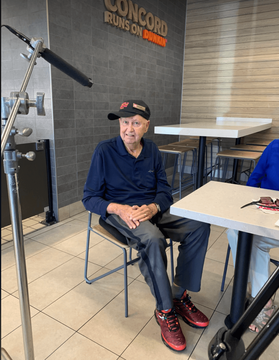 Antes de la llegada del covid-19, Walker, quien ha vivido en esa ciudad por 57 años, se reunía todas las mañanas con un grupo de amigos en una cafetería a conversar, 
<b>pero el virus interrumpió su rutina. </b>
<br>