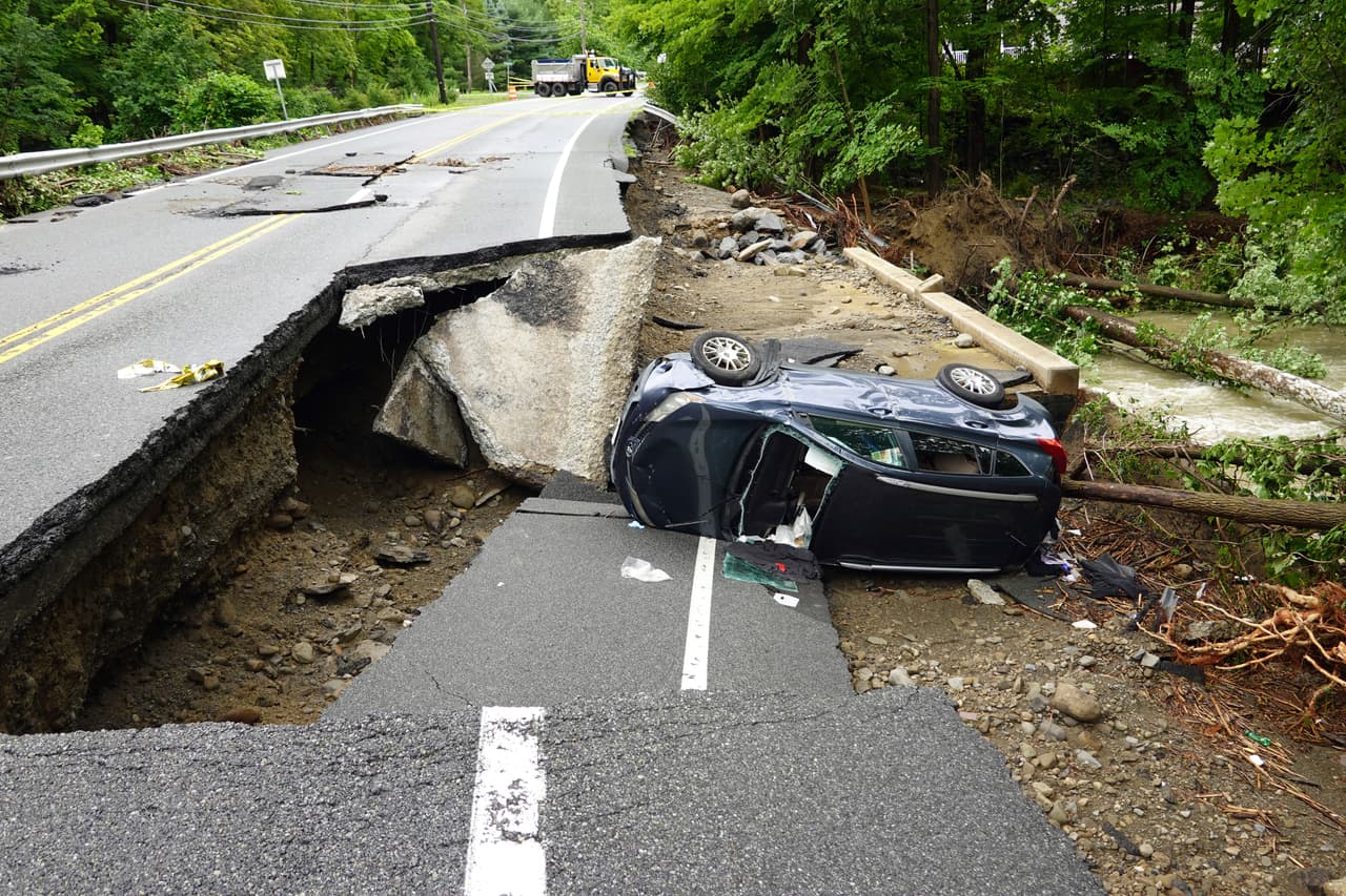 Los daños en la carretera 32 en el Hudson Valley cerca del área de Cornwall Nueva York provocaron cierres parciales.
<br>