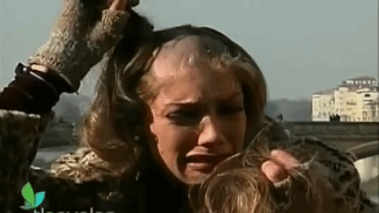 En una de las escenas, el personaje de 'Tamara' sacó de su abrigo una rasuradora y cortó su cabellera.