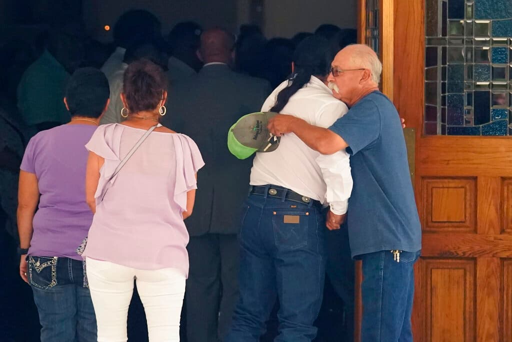 En la iglesia católica Sagrado Corazón se vieron escenas de profundo dolor y tristeza durante la misa en honor a la niña Amrie Jo Garza.