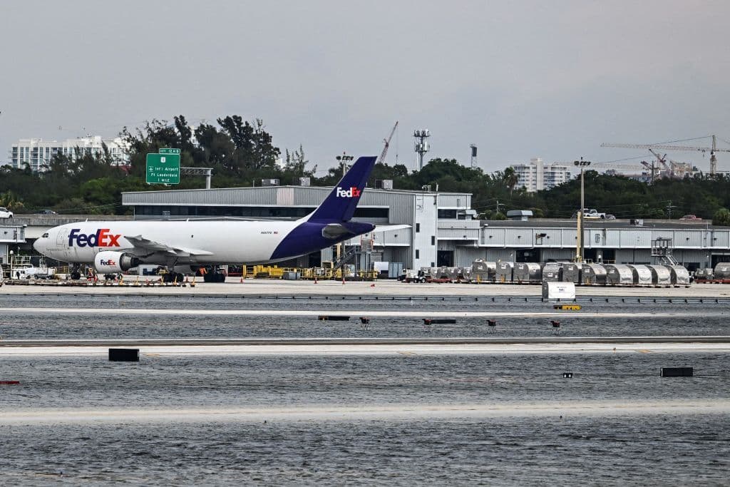 El miércoles el Aeropuerto Internacional Fort Lauderdale-Hollywood fue cerrado a causa de las fuertes lluvias que cayeron en el área. El cierre, que fue extendido hasta el jueves causó la cancelación de más de 300 vuelos.