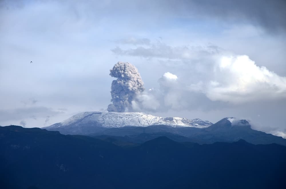 Sobre el volcán conocido como el Nevado del Ruiz en Colombia explica que "llevo un año hablando de esto y veo muchísimos volcanes que se van a despertar" también durante los siguientes meses.