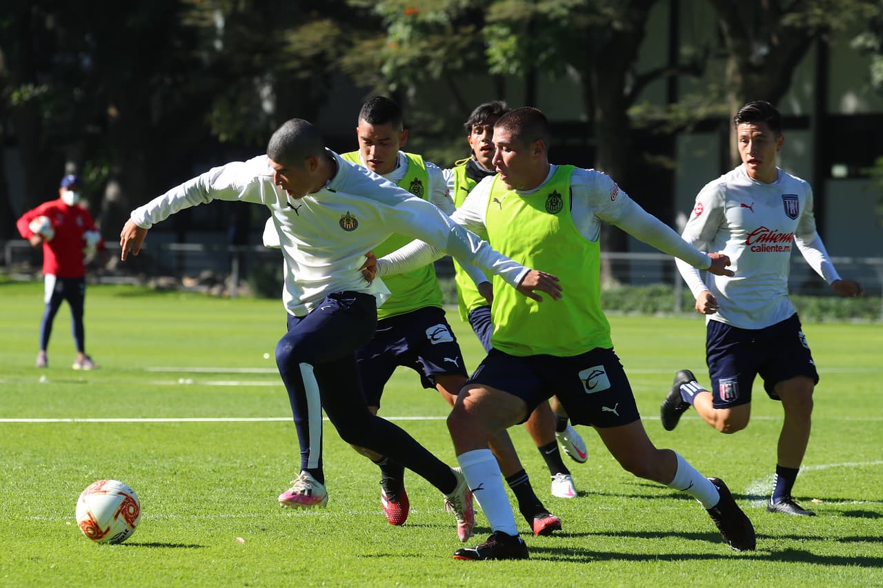 Las Chivas del Guadalajara se preparan con fuertes entrenamientos en Verde Valle para su primera fecha del torneo Guard1anes 2021, que será este viernes a las 19:30 ante el equipo de Puebla en el Estadio Cuauhtémoc.