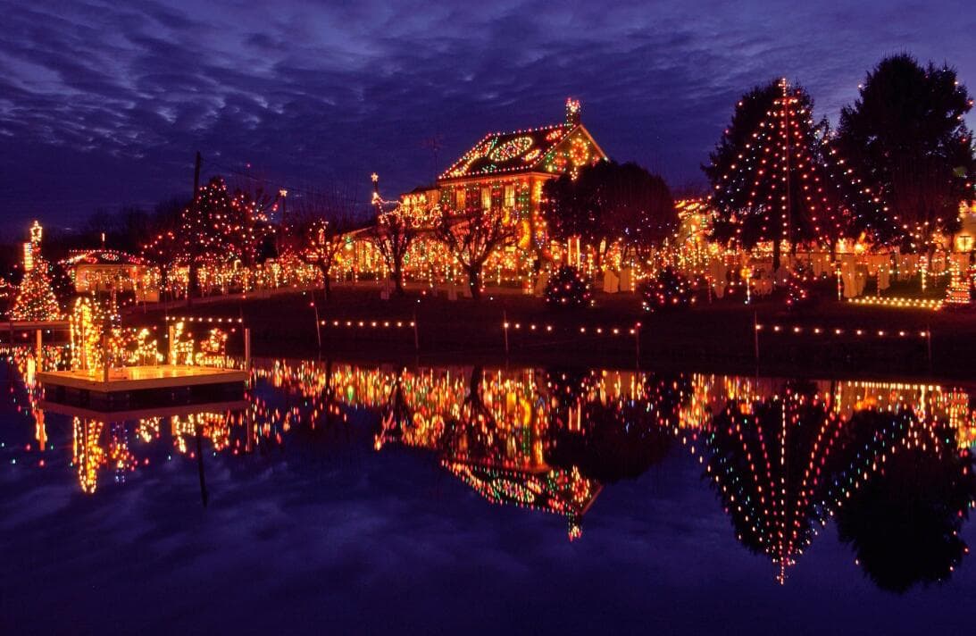 Sal de casa y explora 
<b><a href="https://www.univision.com/local/philadelphia-wuvp/navidad-al-maximo-ciudades-pensilvania-diciembre-2022-fotos">las ciudades más navideñas de Pensilvania</a></b>, donde encontrarás muchas sorpresas de temporada.